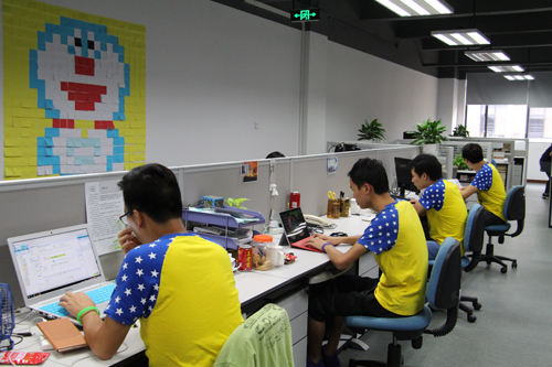 华南分公司统一身穿黄色T恤上班，在哆啦a梦的衬托下格外和谐.JPG